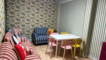 Appartement Supérieur, balcon, vue ville | Coin séjour