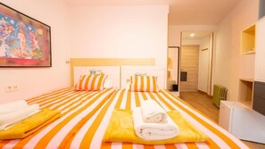 Premium bedding, down duvets, individually decorated - Guesthome Lemon & Green (Granada)