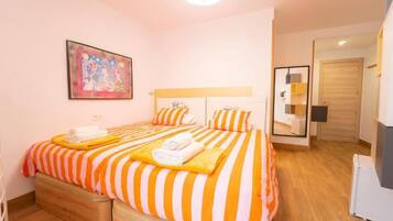 Quarto duplo luxo, sacada, vista para a cidade | Roupas de cama premium, edredons de pluma, individualmente decorados