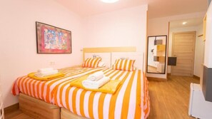 Deluxe Δίκλινο Δωμάτιο (Twin), Μπαλκόνι, Θέα στην Πόλη | Κλινοσκεπάσματα υψηλής ποιότητας, πουπουλένια παπλώματα 