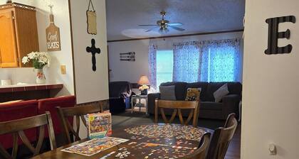 Cozy 2-bedroom furnished house in peaceful Eufaula, near boat ramps, fishing ++