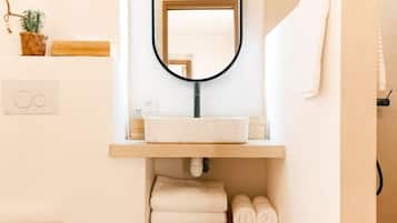 Een douche, handdoeken, toiletpapier