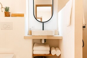 تجهيزات دش، مناشف، ورق حمّام