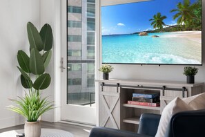 Fernseher, Kamin, Tischtennisplatte