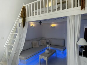 TV - Akrotiri Castle View (Santorini)