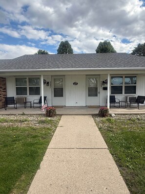 Exterior - Restful Retreat (Hoopeston)