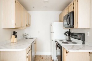 Private kitchen - Newly renovated!  Laundry in Building - Keyless entry - Perfect for Business or Medical Tourism (Boston)
