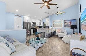 Living area - Surf Camp (New Smyrna Beach)