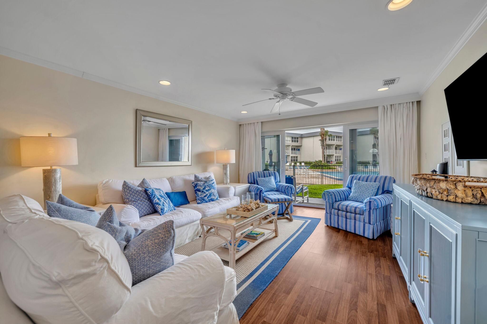 Condo, varias camas (Southeaster B101) | Área de sala de estar