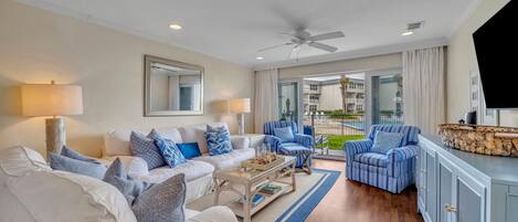 Condo, varias camas (Southeaster B101) | Área de sala de estar