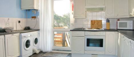 Lave-vaisselle, batterie de cuisine, vaisselle et ustensiles