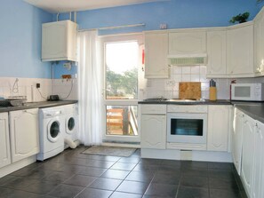 Dishwasher, cookware/dishes/utensils - Morlais (Rhosneigr)