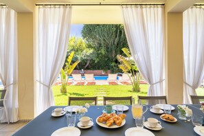 Outdoor dining - Villa Castelforte, with pool in Mondello (Palermo)