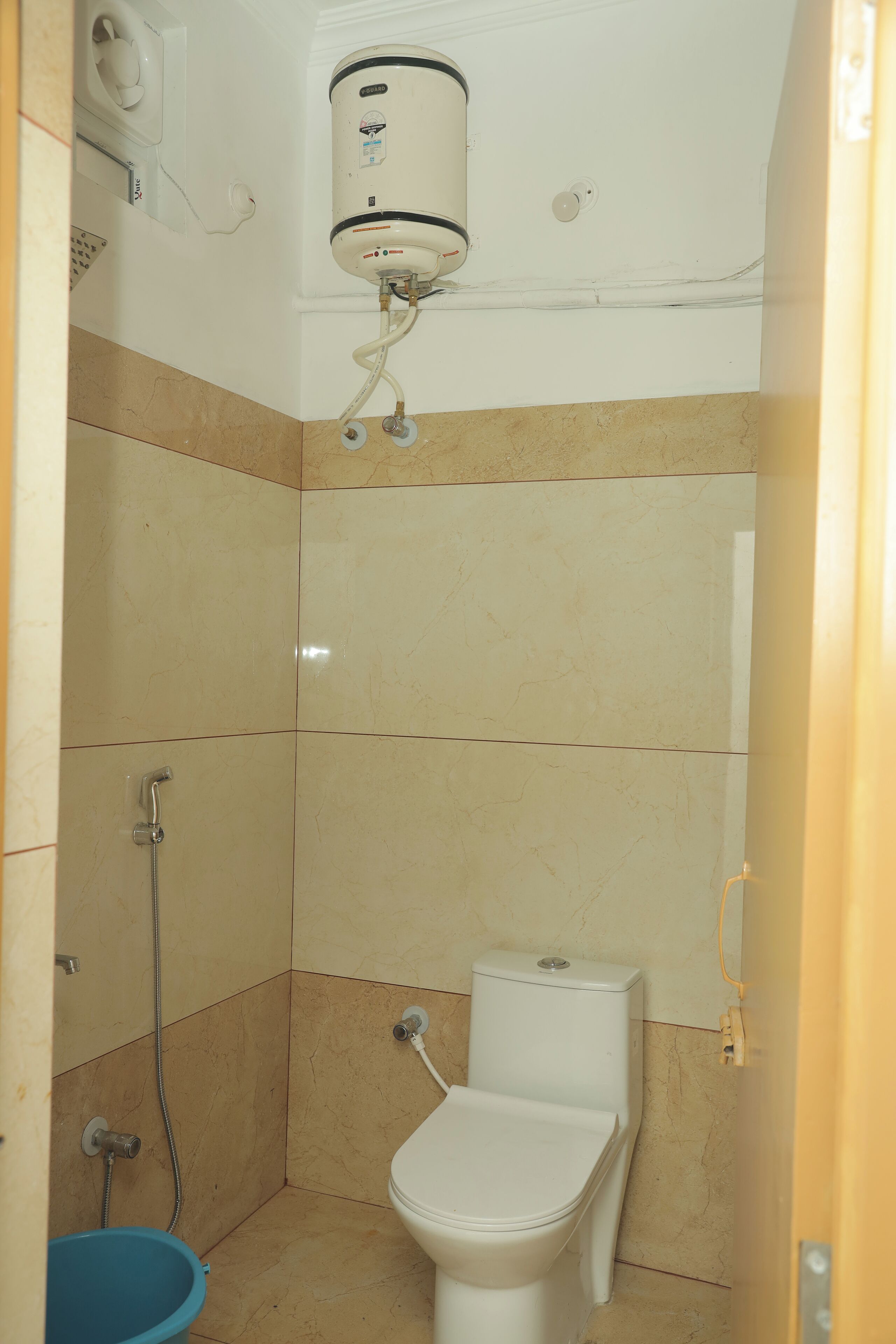 Chambre Familiale avec lits jumeaux, balcon | Salle de bain