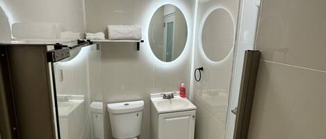 Serviettes fournies, savon, papier toilette