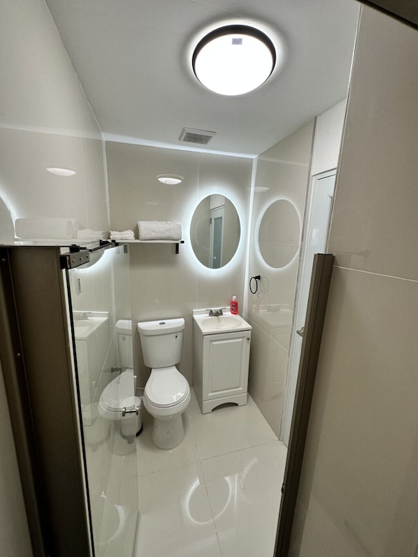 Towels, soap, toilet paper - 5 Mins to SJU Airport | Modern Studio for 2 near Isla Verde (Carolina)