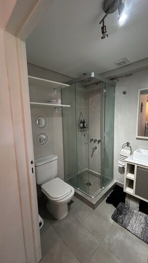 Dusj, hårføner, håndklær og såpe