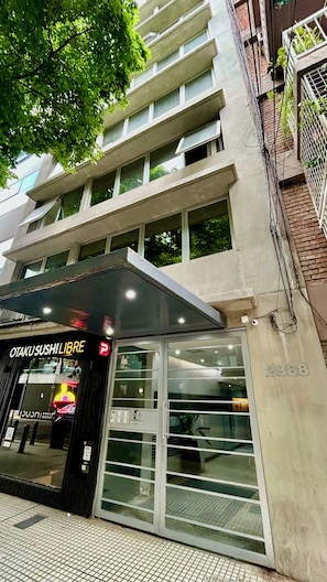 A building with a storefront labeled "Oyakusushi Libre". - RentMontañeses Pileta cerca del Estadio Monumental (Buenos Aires)