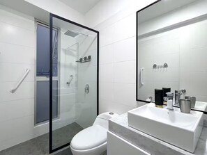 Douche, sèche-cheveux, serviettes fournies, savon