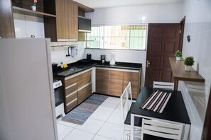 House - Casa de Praia Pet Friendly com Churrasqueira e Ar (Rio das Ostras)