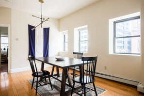 Dining - Financial District, close to Quincy Market, Aquarium & Seaport. 5min walk to public transportation. (Boston)