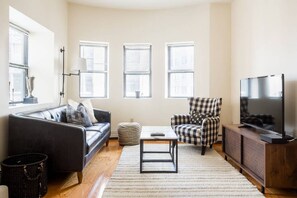 TV - Financial District, close to Quincy Market, Aquarium & Seaport. 5min walk to public transportation. (Boston)