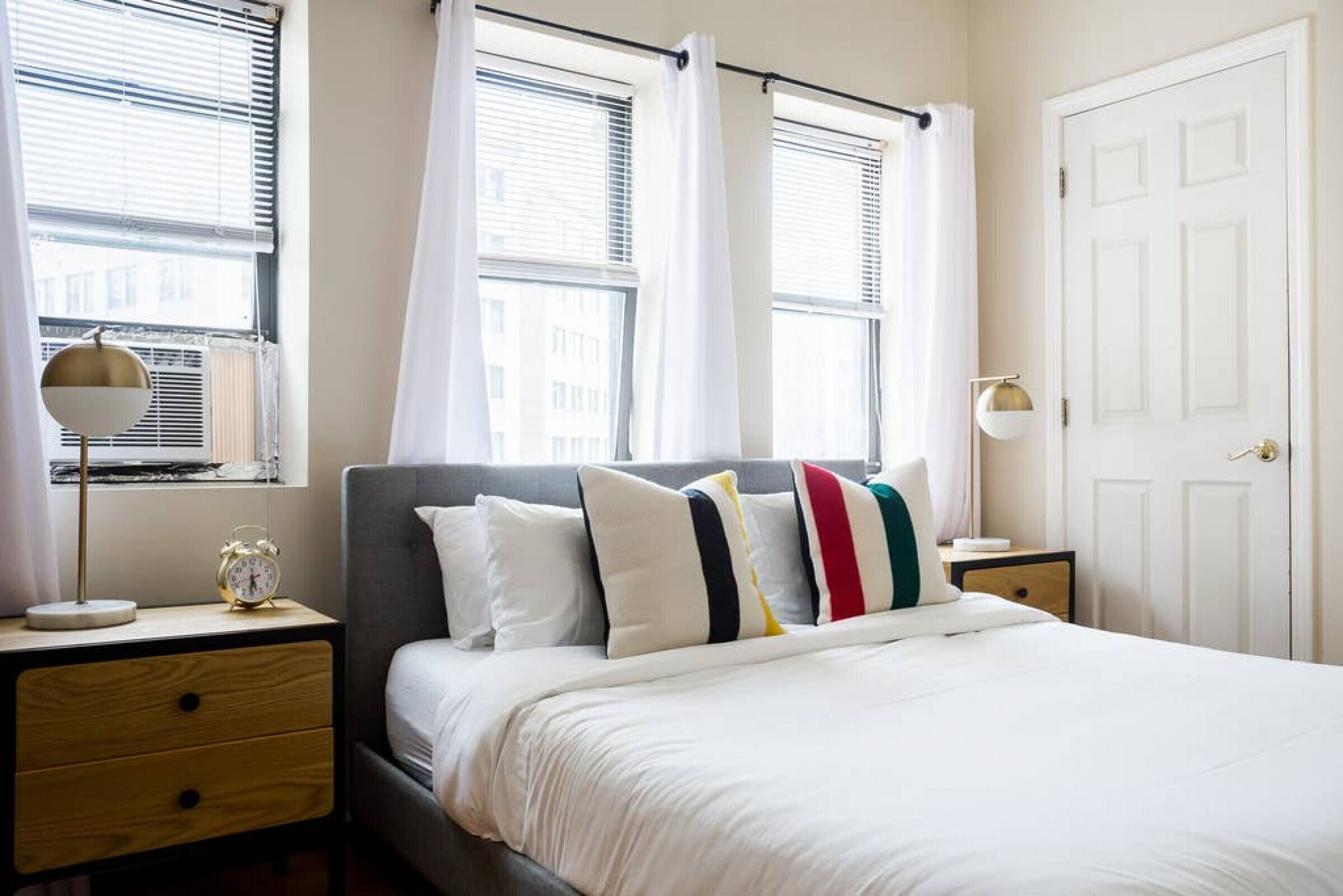 Desk, iron/ironing board, WiFi, bed sheets