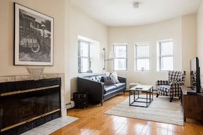 TV - Financial District, close to Quincy Market, Aquarium & Seaport. 5min walk to public transportation. (Boston)