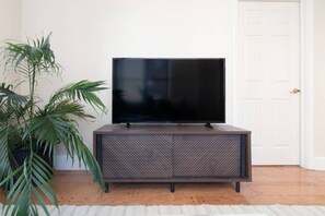 Interior - Financial District, close to Quincy Market, Aquarium & Seaport. 5min walk to public transportation. (Boston)