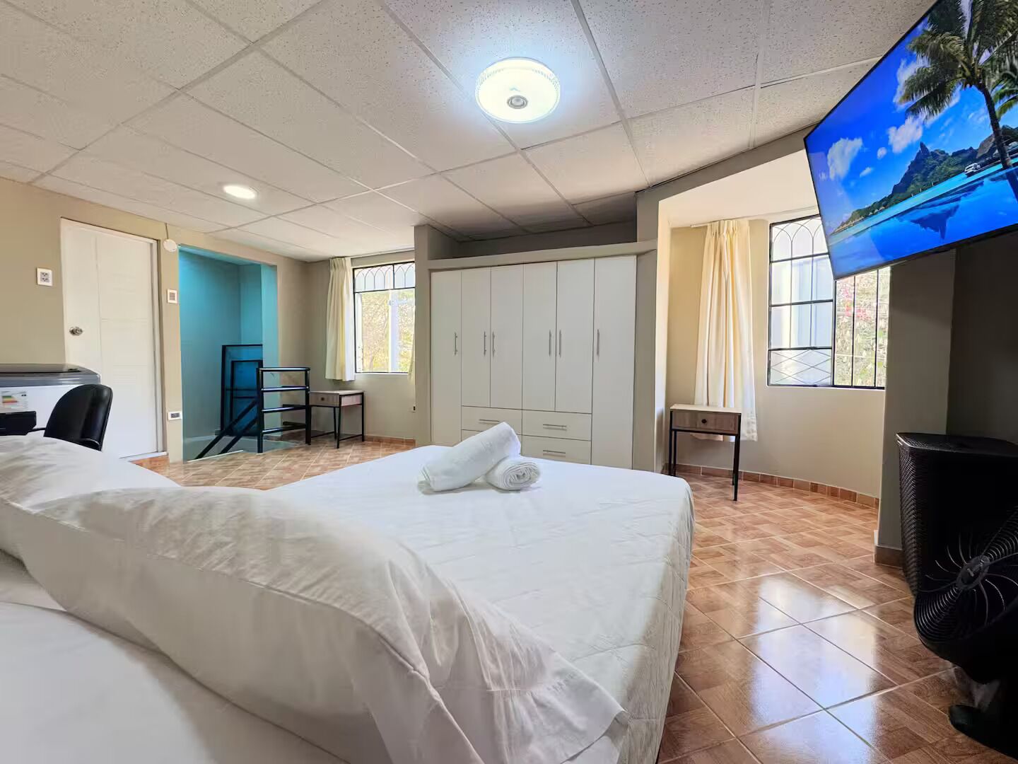 1 dormitorio, tabla de planchar con plancha, wifi y ropa de cama