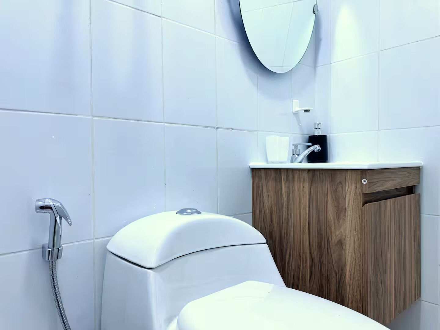 Ducha, secador de pelo, toallas y jabón