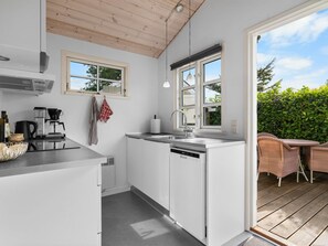 Refrigerador, lavavajillas y utensilios de cocina 