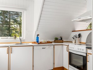 Refrigerador, microondas, lavavajillas y utensilios de cocina 