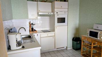 Een koelkast, een microgolfoven, een oven