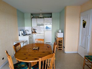 Réfrigérateur, micro-ondes, four, cafetière/bouilloire