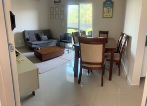Living area - Modern 2-Bedroom Apartment with Pool, Beach Views & A/C – São Vicente, SP (São Vicente)