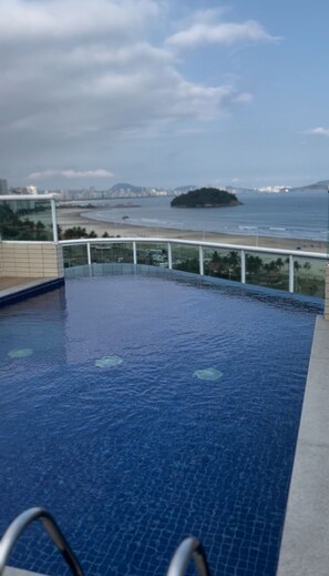 Pool - Modern 2-Bedroom Apartment with Pool, Beach Views & A/C – São Vicente, SP (São Vicente)