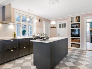 Refrigerador, microondas, lavavajillas y utensilios de cocina 