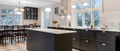 Fridge, microwave, dishwasher, cookware/dishes/utensils