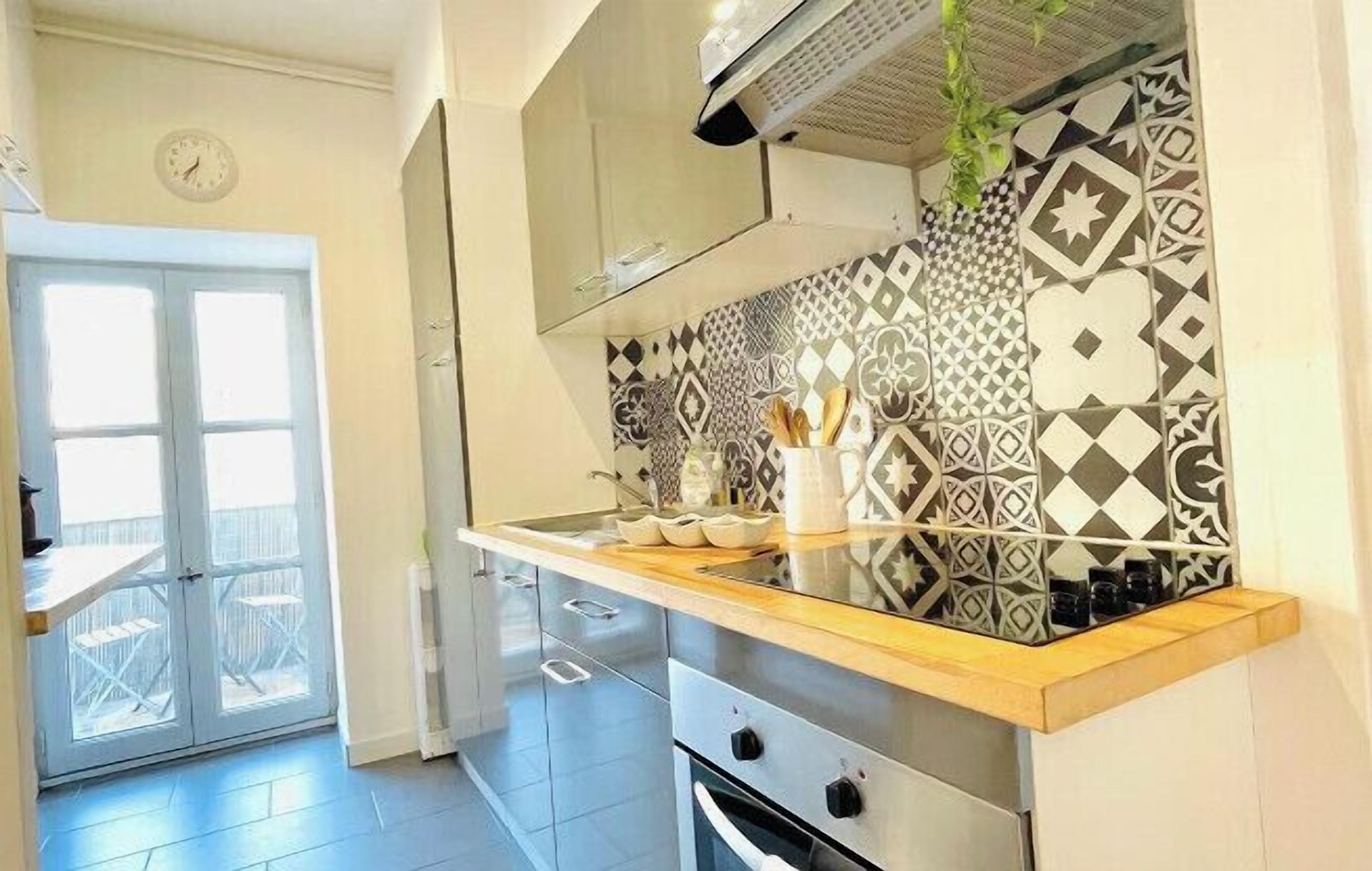 Fridge, microwave, oven, coffee/tea maker