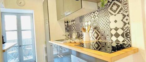 Réfrigérateur, micro-ondes, four, cafetière/bouilloire