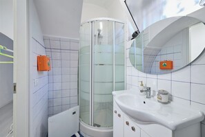 Shower, hair dryer, bidet, towels - Lovely apartment in the heart of Rome, a stone's throw from the Metro and the Colosseum. (Roma)