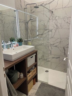 Shower, hair dryer, towels - Apartment 2 bedrooms – Bordeaux Chartrons (Bordeaux)