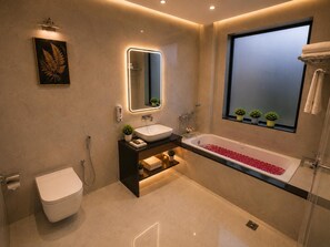 Separate tub and shower, rainfall showerhead, hair dryer (on request) - Hotel KS Palace (Sarnath)