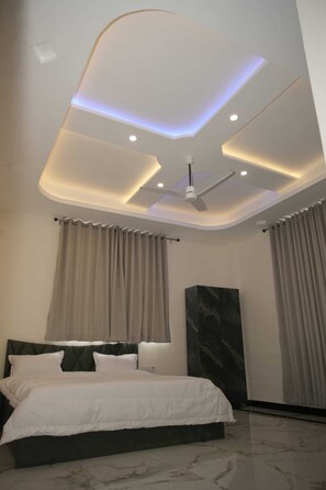 Deluxe Double Room | Free WiFi, bed sheets - KS Palace Sarnath (Sarnath)