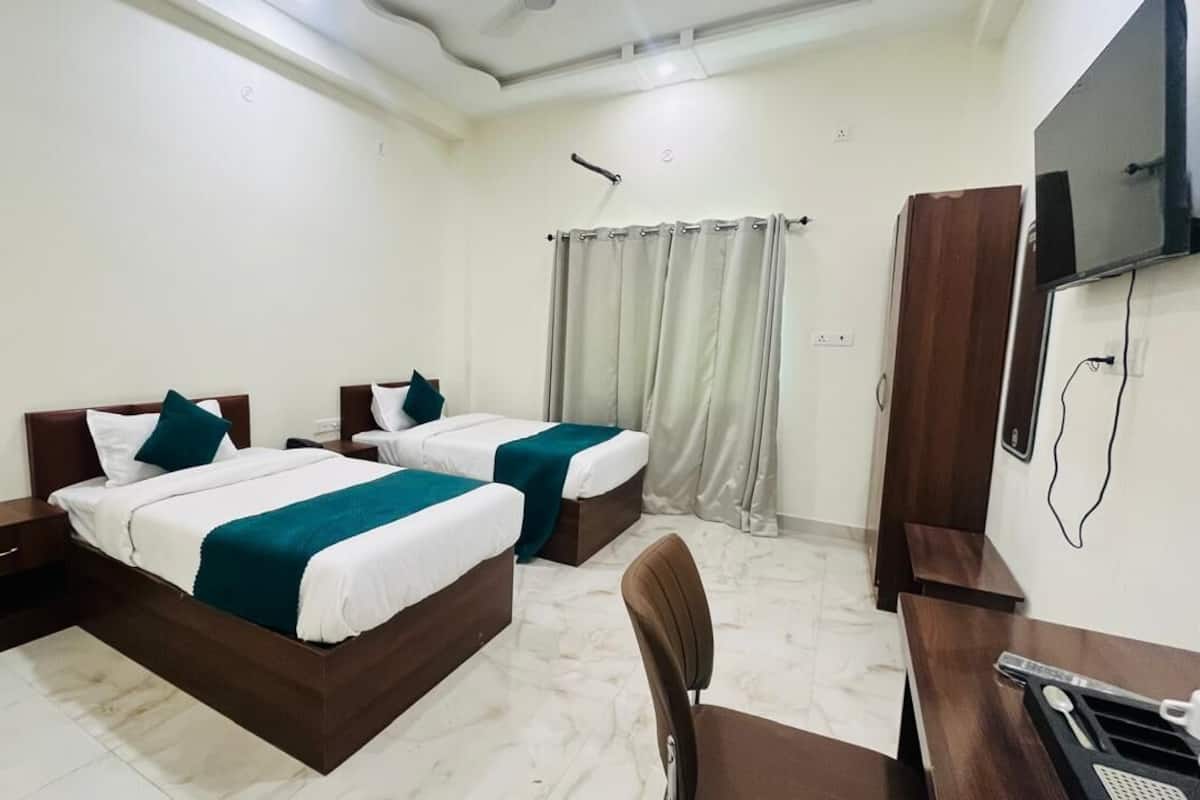 Deluxe Twin Room | Egyptian cotton sheets, premium bedding, down duvets, desk
