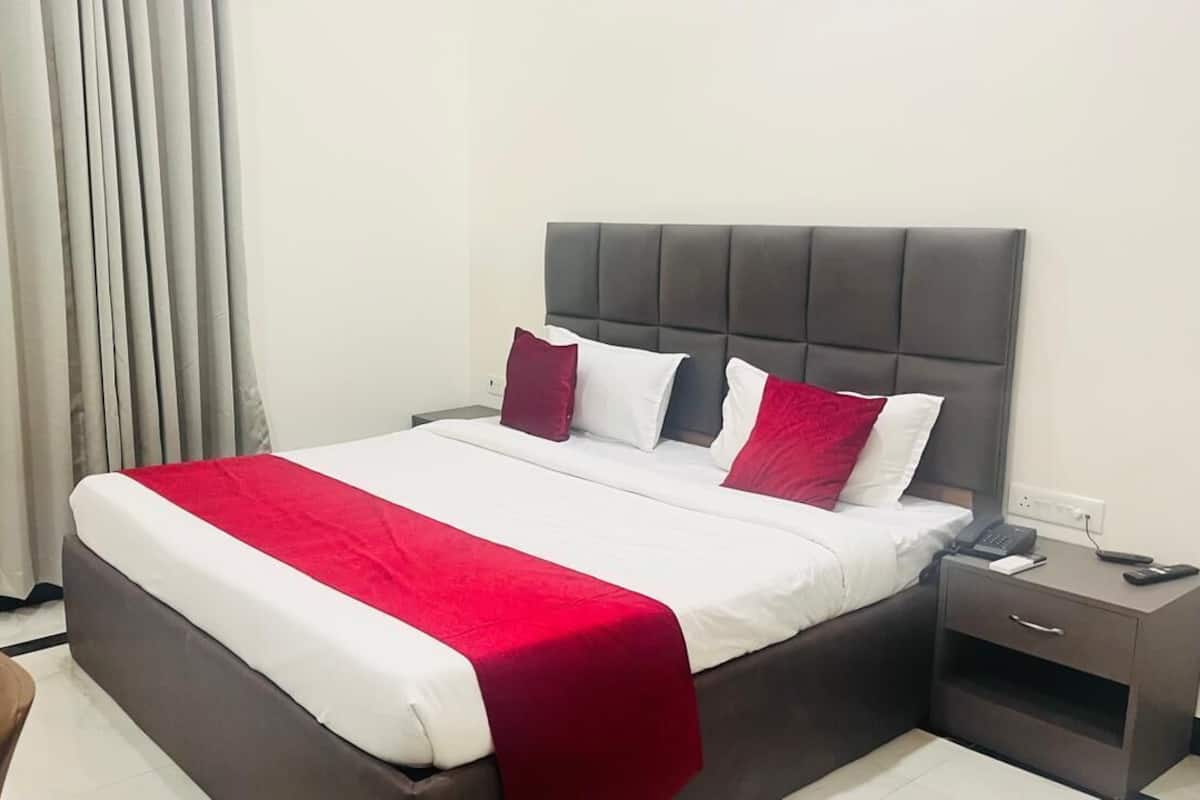 Deluxe Room | Egyptian cotton sheets, premium bedding, down duvets, desk