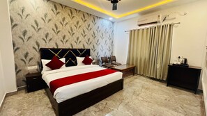 Double Bed with Bathtub | Egyptian cotton sheets, premium bedding, down comforters, desk - KS Palace Sarnath (Sarnath)