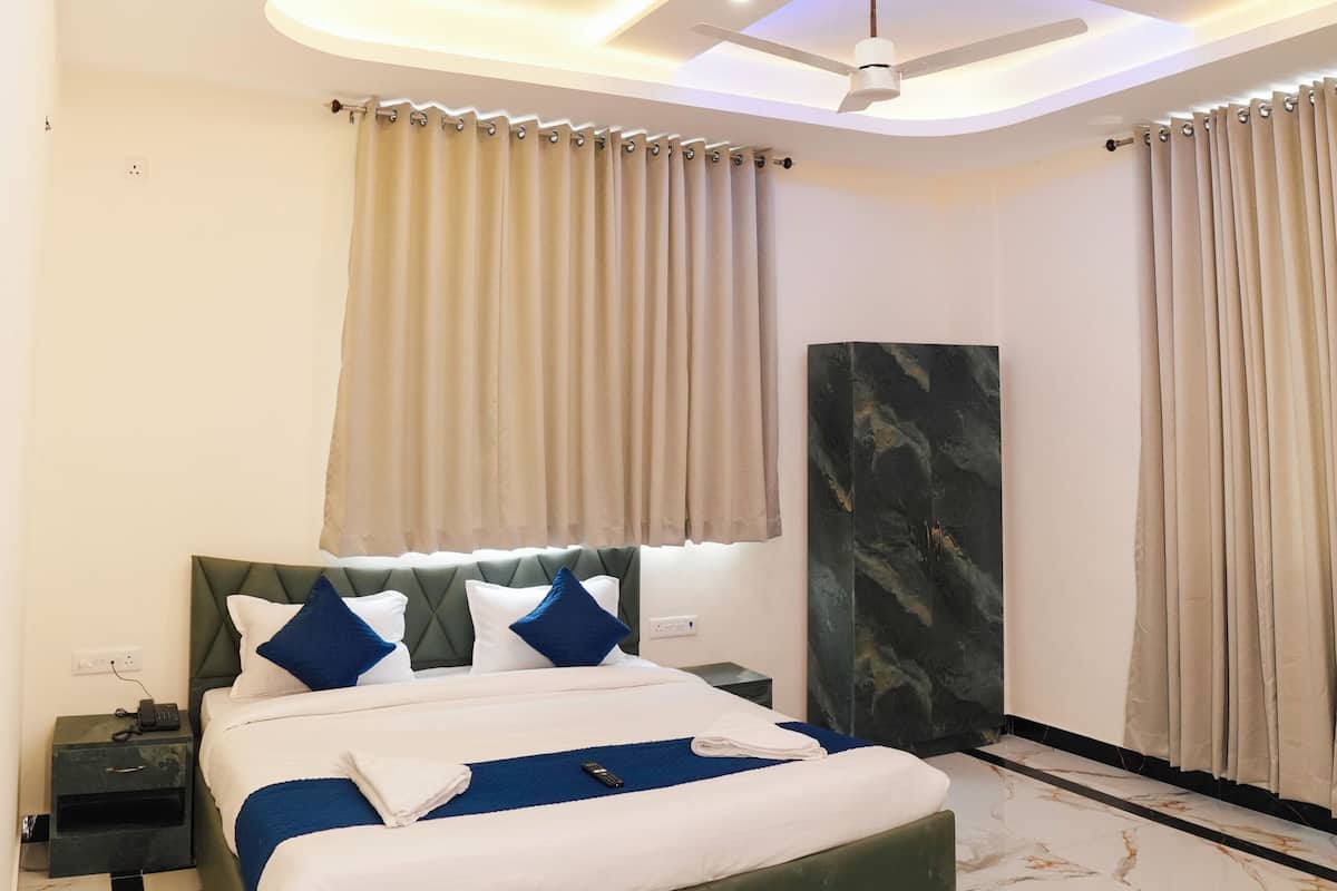 Double Bed with Bathtub | Free WiFi, bed sheets