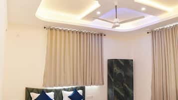 Double Bed with Bathtub